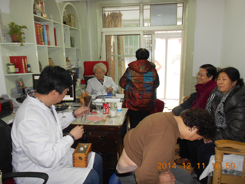 孙红兵医生为患者治疗。