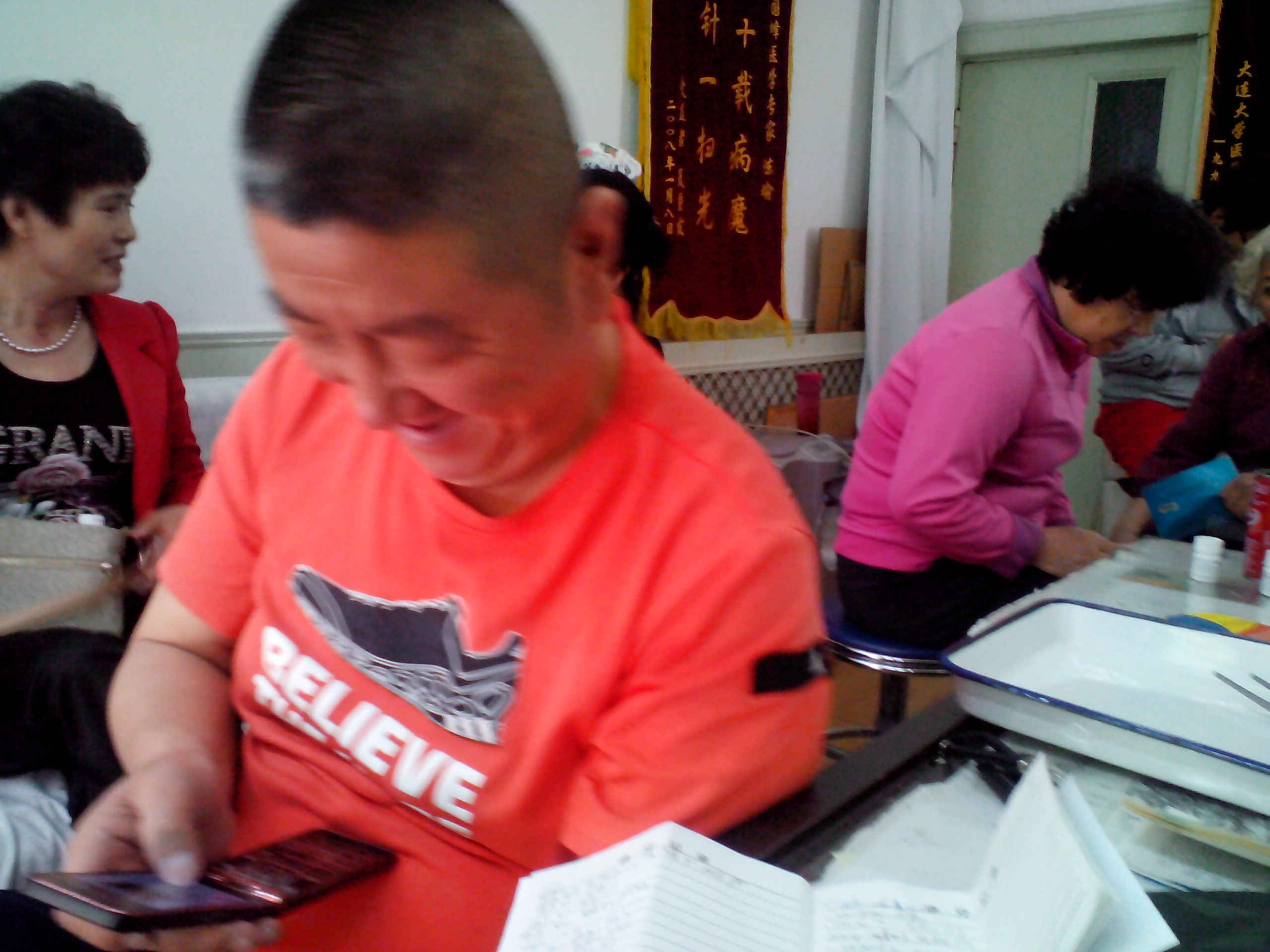 患者在诊所等待治疗。