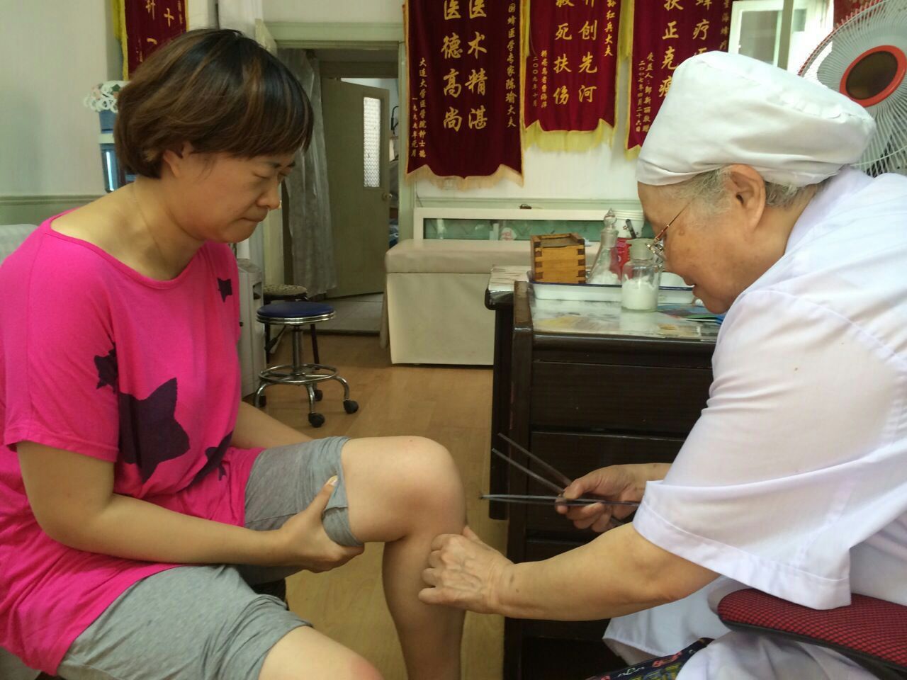 陈瑜医生正在给患者治疗。