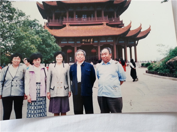 1994年在武汉参加中国第三届蜂医学学术会与参加学术会的丁恬教授等的合影