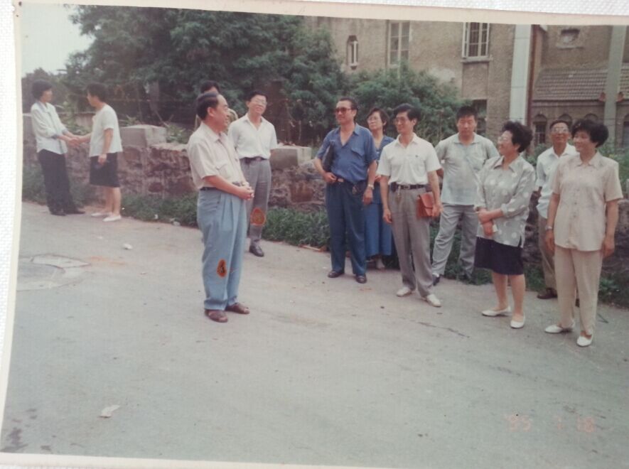 大连实验中学李书记在蜂疗诊所开业时代表学校致贺词