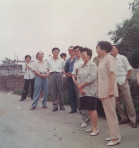 大连市蜂产品公司姜黎光经理也参加了开业，并送了锦旗