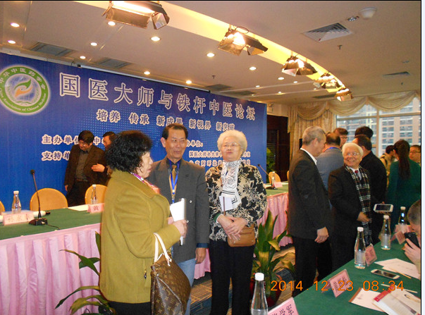2013年在大年参加学术会时与参加学术会的同行们交流时的合影