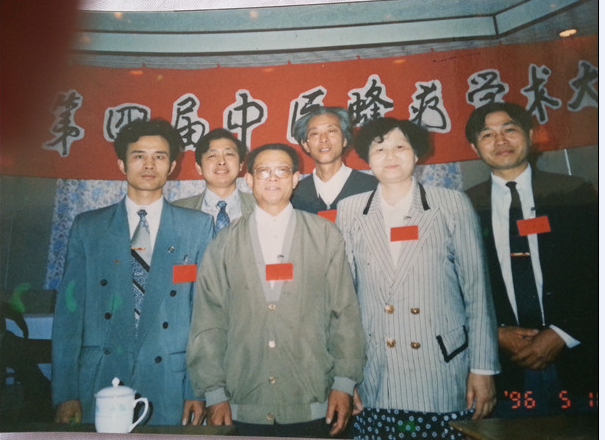 与王孟林教授等参加学术会的同行们合影
