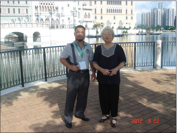 2005年用书信咨询治疗强直性脊椎炎的韦兆科同志，现在在2012年在澳门参加学术会中见到特别高兴.