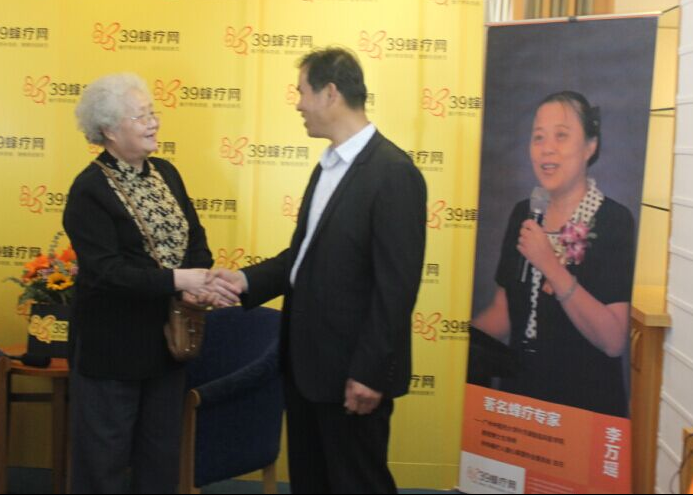 前几天才知道，十几年前我给周洪兴的回信，他一直保留到现在。现在又在39蜂疗网站接待室与我见面，感到特别亲切