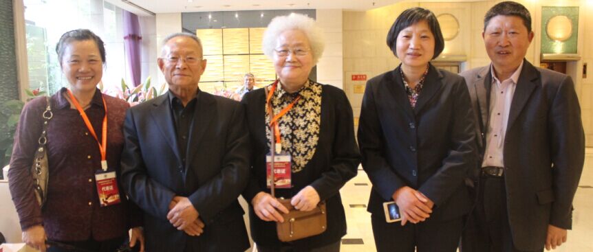 我和我的侄女陈美景与王孟林教授和他的学生们合影