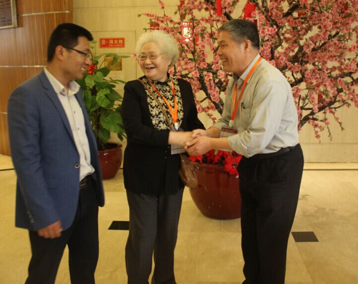 朋友又见面了，特别高兴。