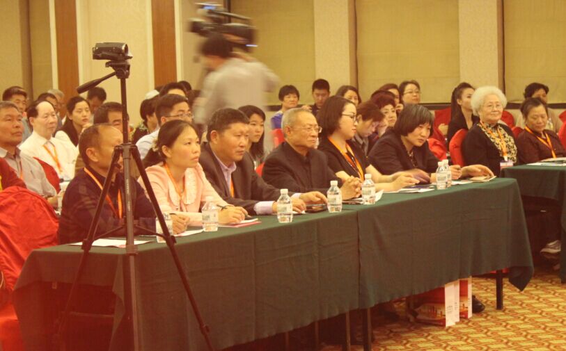 参加中国民族医药学会蜂疗分会成立大会暨第一届中医、民族医蜂疗学术交流会的成员在会场