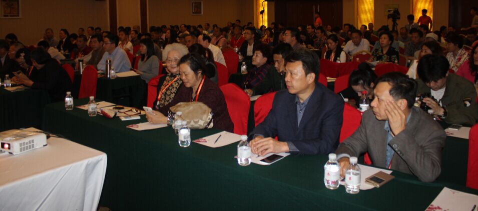 参加中国民族医药学会蜂疗分会成立大会暨第一届中医、民族医蜂疗学术交流会的成员在会场