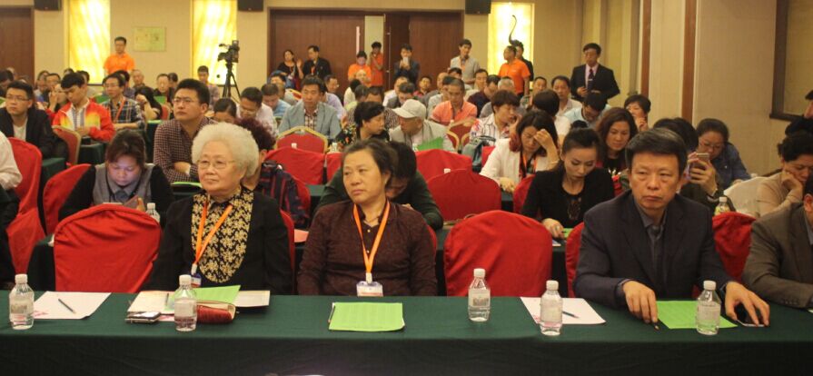 参加中国民族医药学会蜂疗分会成立大会暨第一届中医、民族医蜂疗学术交流会的成员在会场