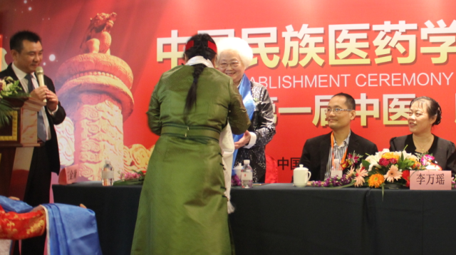 西藏分会代表给大会主席台各位献哈达