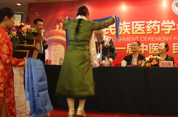 西藏分会代表给大会主席台各位献哈达
