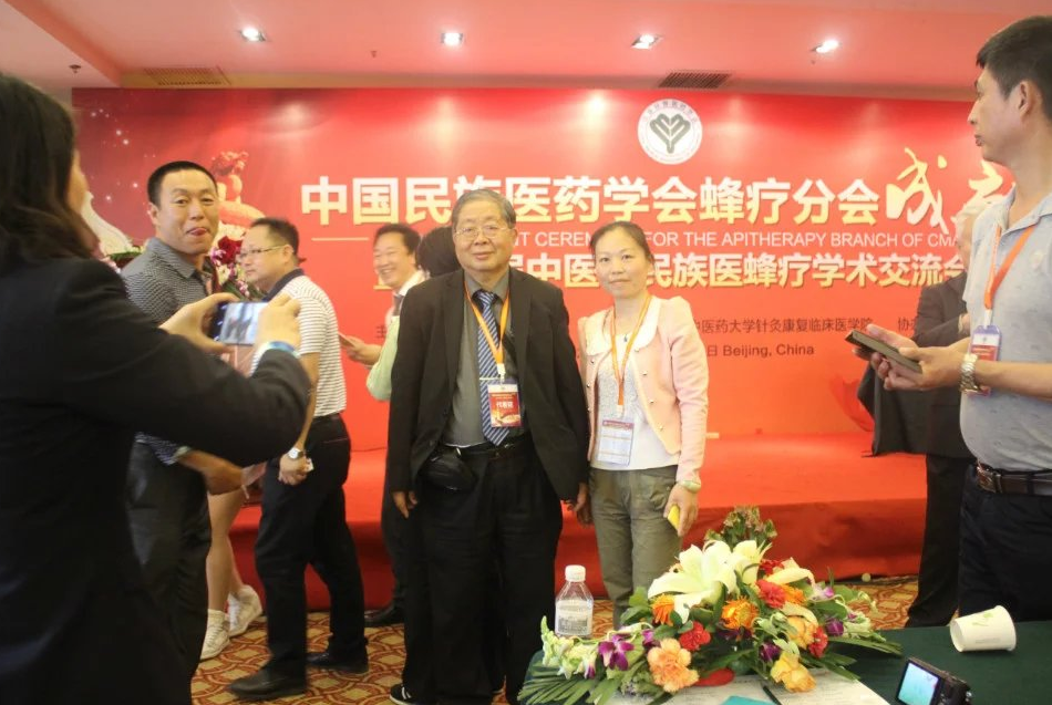 副会长叶兆云与李芳合影