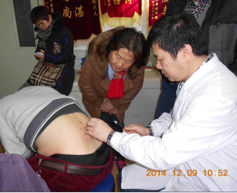 孙红兵医生为患者治疗腰疼