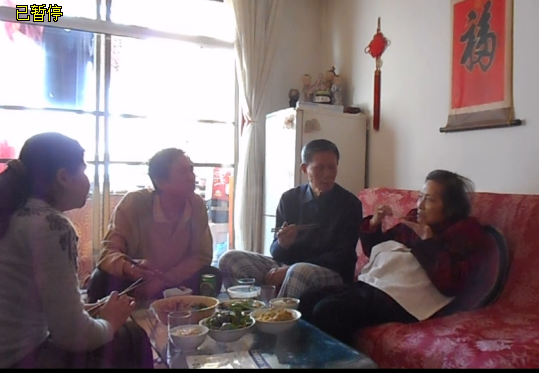 2007年因患褥疮有巴掌大78岁的曹 海萍，现在已经85岁了，还自己用餐。