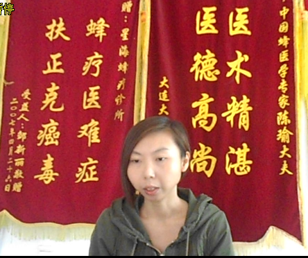 24岁的梁薇在家里活动都要靠双拐。两年 没出过家门，经过三个月的治疗在家就可以 不靠双拐，一年多的治疗，扔掉了拐杖。现 在31岁的梁薇，早在多年前就在忙于工作了。