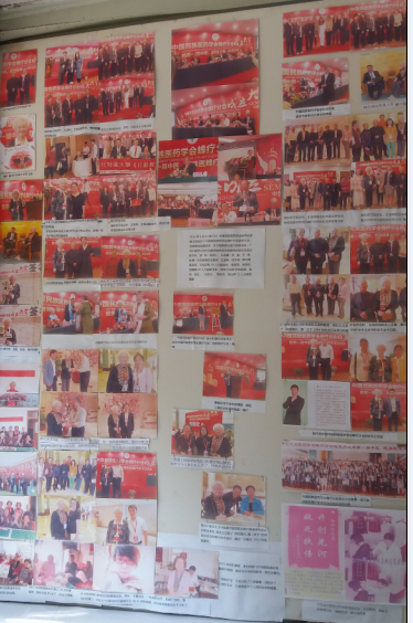 这是我今年四月份在北京参加中国民族医药学会蜂疗分会成立大会回来后在我诊所展出的照片，我把它们又照了下来，庆祝”十一”美好时刻,与大家共享学术大会的愉快情景。