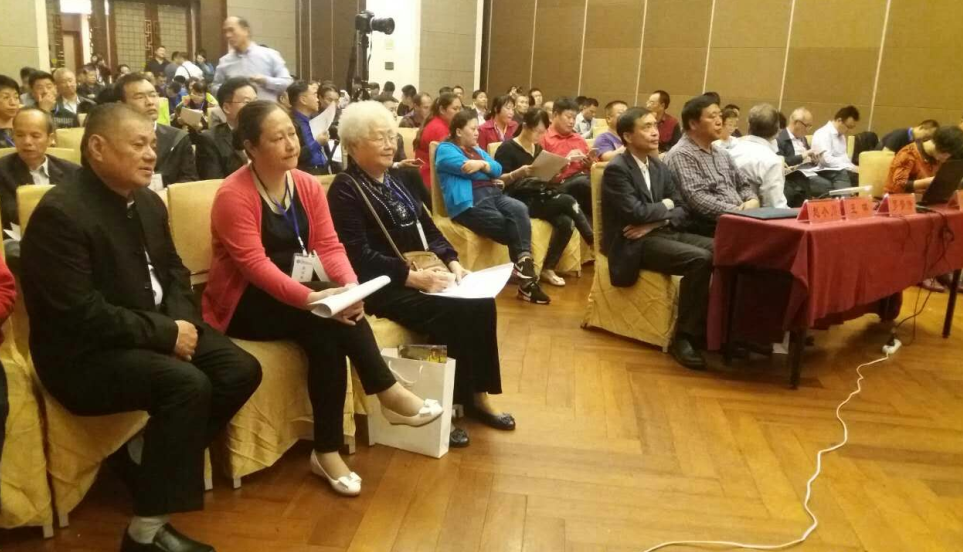 大会部分成员 左中国蜂产品协会蜂疗专业委员会副会长祖湘蒙，祖湘蒙的夫人陈海燕，陈瑜，王啉会长
