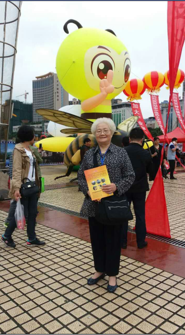 陈瑜在展览馆留影