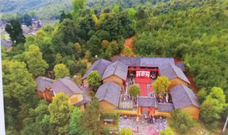 参观神农蜂生态旅游园 的 神农蜂山庄全景