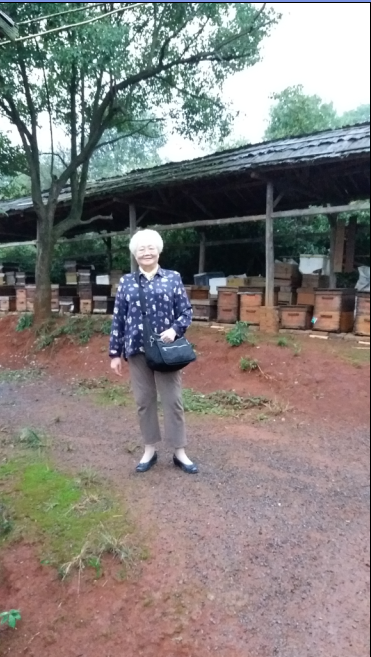 陈瑜在蜂场留影