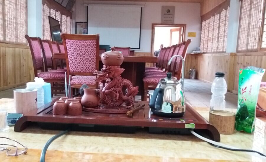 神农蜂山庄的下会议室