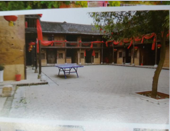 神农蜂山庄是用抖墙方法建成的四合大于院，楼上是宿舍楼下是餐厅，来参观的好友们都会在这里用餐，还有大小两个蒙古包用餐