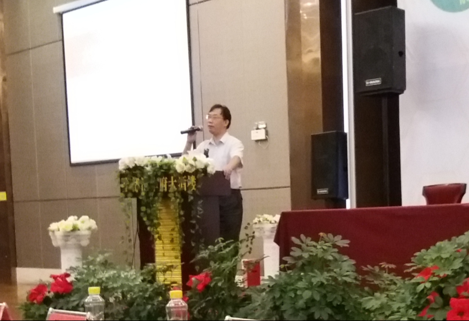 湖南中医药大学副校长 何清湖发言 大健康产业与蜂疗