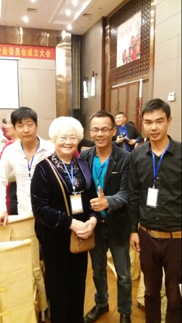 我与蜂友们在中国蜂产品协会蜂疗专业委员会成立大会 会场合影