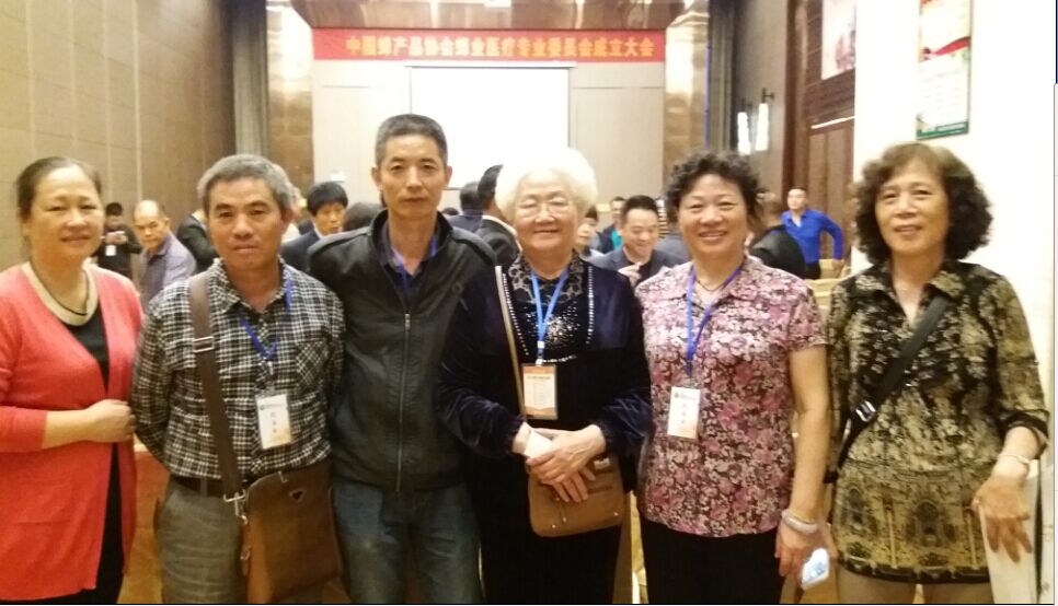 我与蜂友小张侄女们和妹妹在中国蜂产品协会蜂疗专业委员会成立大会 会场合影
