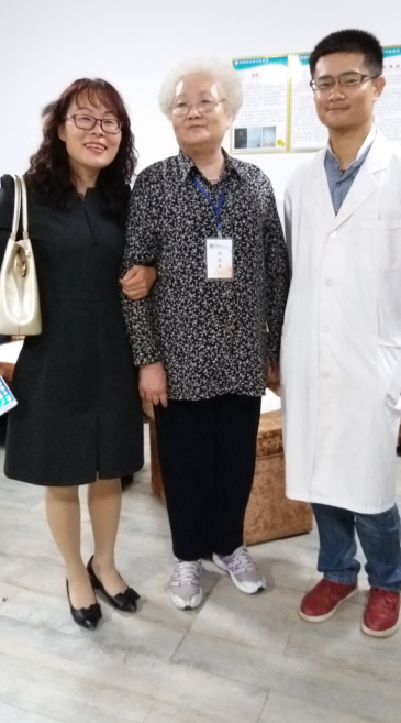 我与我的侄女的孩子罗旭大夫和患者在神农蜂养老院门诊合影
