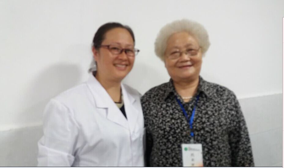 我与我的侄女陈海燕在神农蜂养老院门诊合影