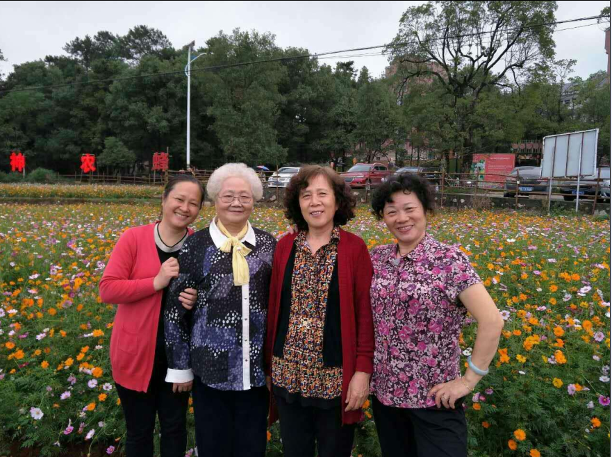 我与我的侄女们和妹妹在神农蜂养养老院的花海合影