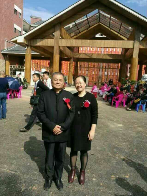 我的侄女陈海燕大夫和她的丈夫祖湘蒙在神农蜂疗蜂养养老院院内合影