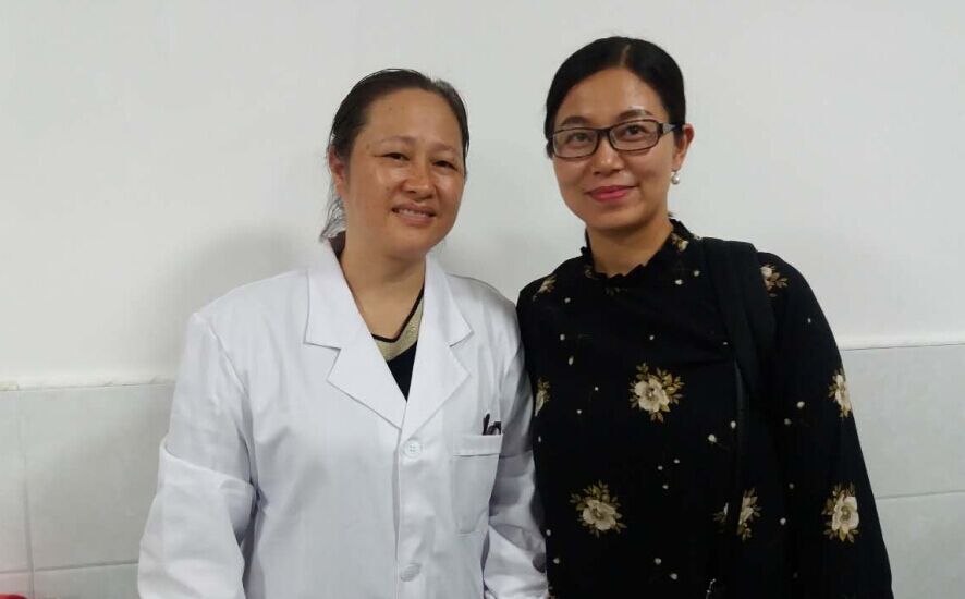 我的侄女陈海燕大夫和她的朋友在神农蜂养老院门诊合影