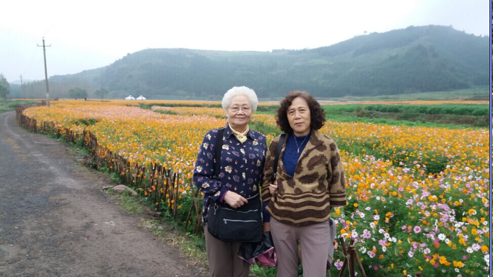 我与我的和妹妹在神农蜂养养老院的花海合影