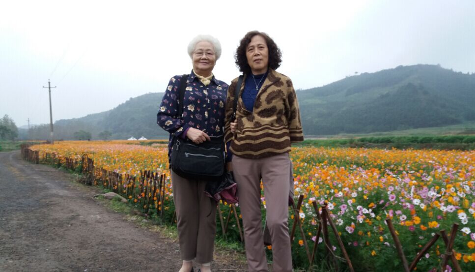 我与我的和妹妹在神农蜂养养老院的花海合影