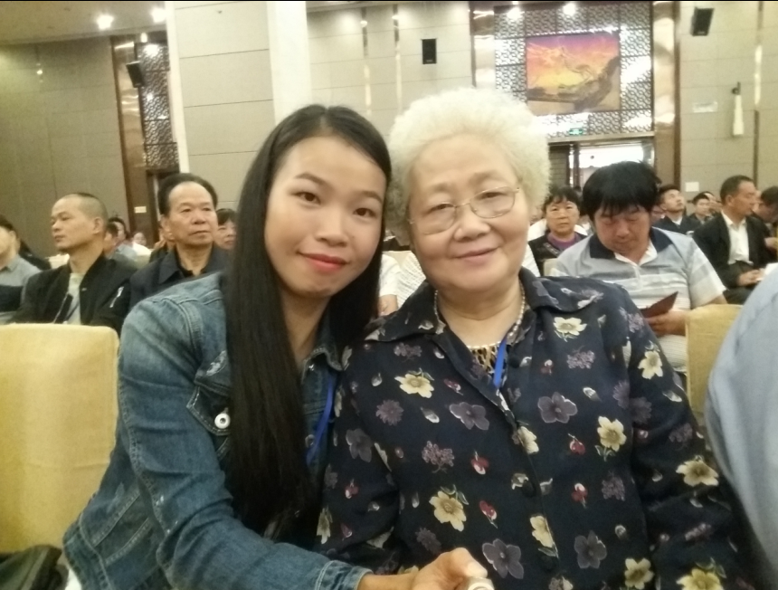 我和会友在中国蜂产品协会蜂疗专业委员会成立大会 会场合影