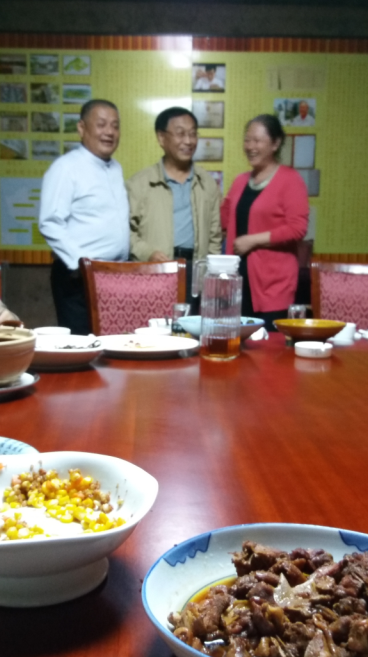 陈海燕大夫和她的丈夫祖湘蒙与王啉会长 合影