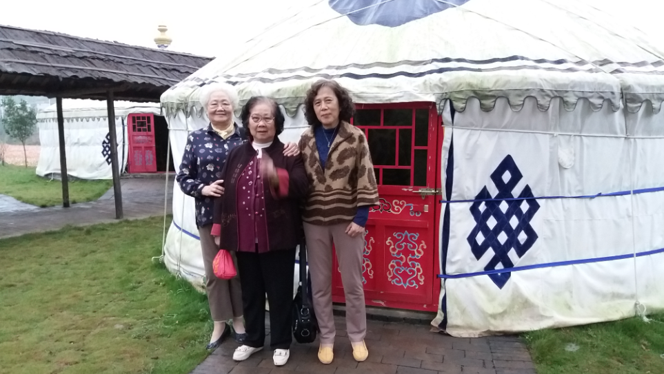 我和我的四嫂，妹妹在神农蜂养养老院蒙古包门前合影