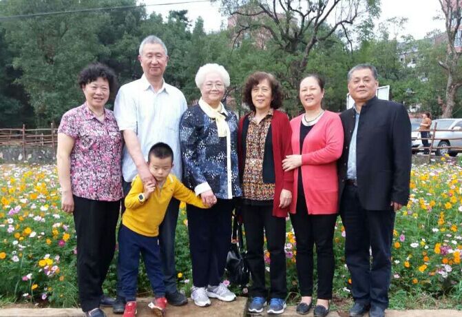 我与我的侄女们和妹妹在神农蜂养养老院的花海合影