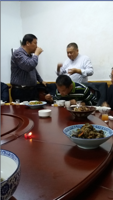 祖湘蒙给王啉会长 敬酒