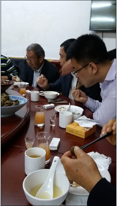 陈海燕大夫和她的丈夫祖湘蒙在神农蜂疗蜂养养老院餐厅宴请会友