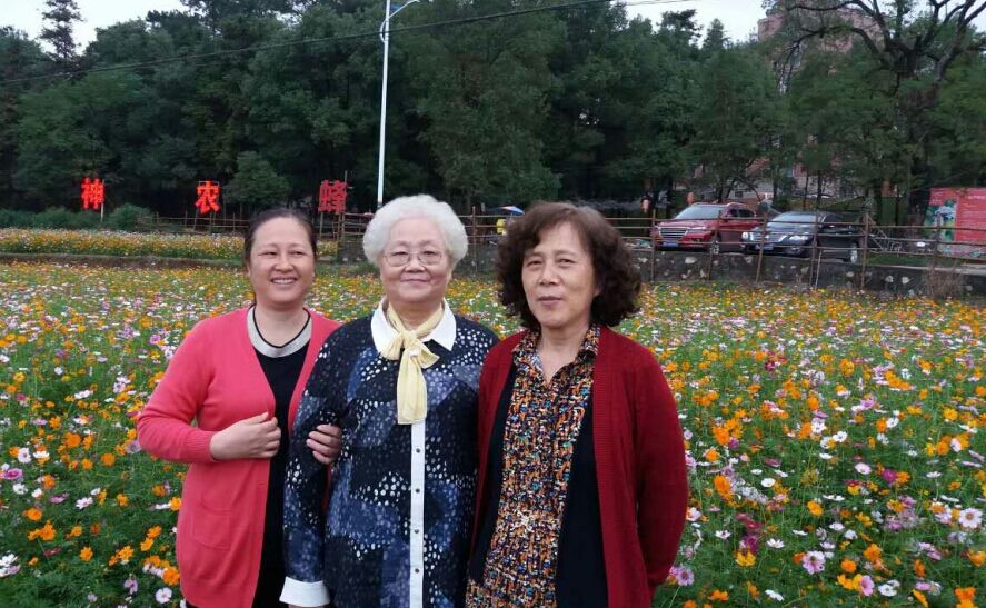 我和我的妹妹陈岩与侄女陈海燕在神农蜂养养老院的花海合影