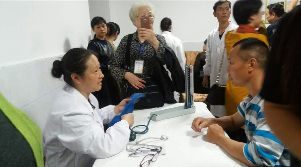 陈海燕大夫在给入住客人出诊