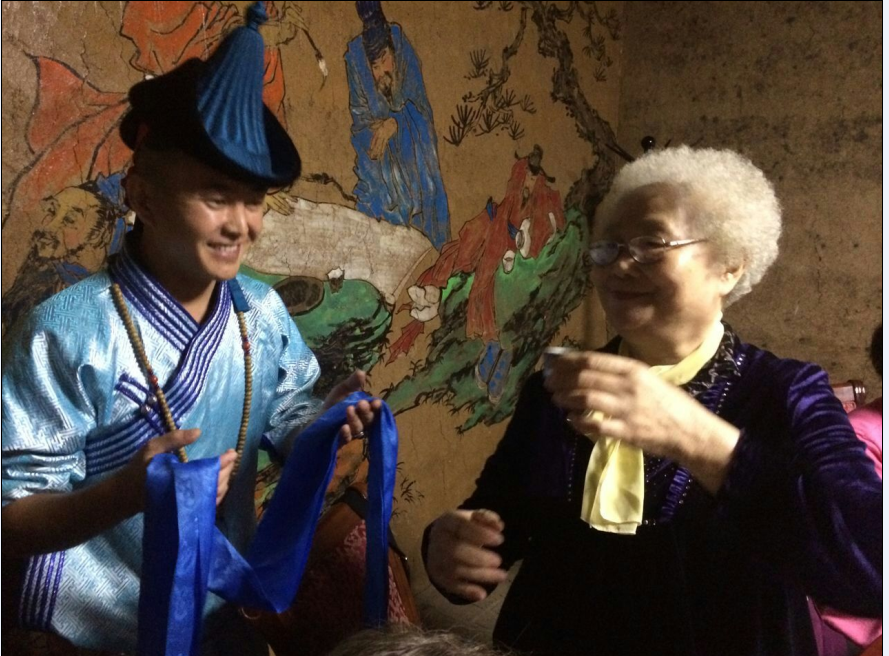 在神农蜂养养老院餐厅祖湘蒙从蒙古来的演员朋友给我敬酒。