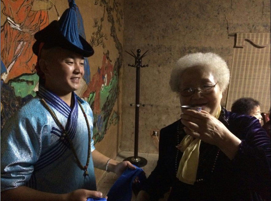 在神农蜂养养老院餐厅祖湘蒙从蒙古来的演员朋友给我敬酒。