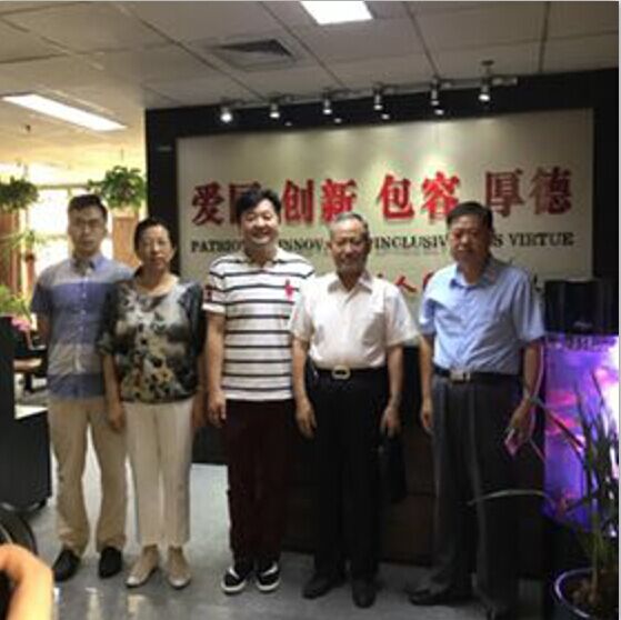 世界中联合李振吉主席带领各部门领导莅临39蜂疗网办公室考察指导工作。