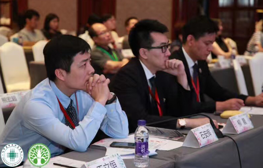 张燕副会长精彩主持肺癌青委会年会